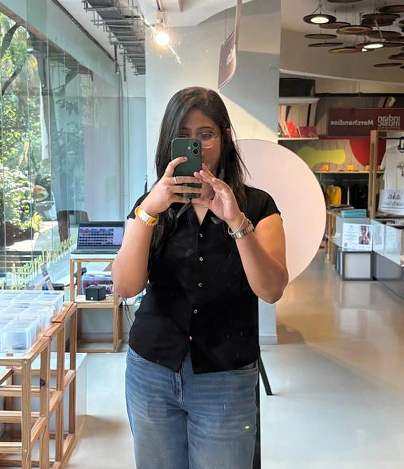 Prachi Pandey taking a mirror photograph in Bangalore
